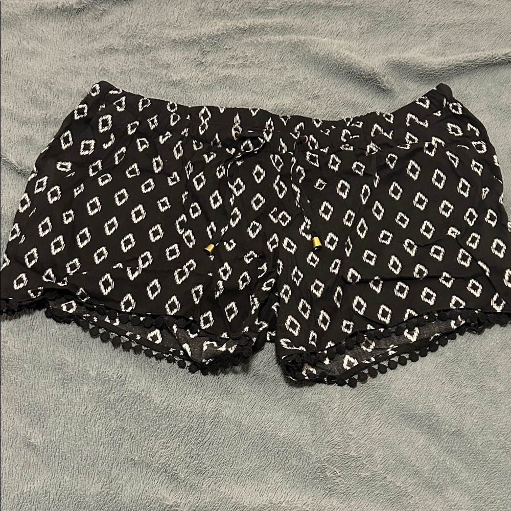 Seraphine Black and White Patterned Garment